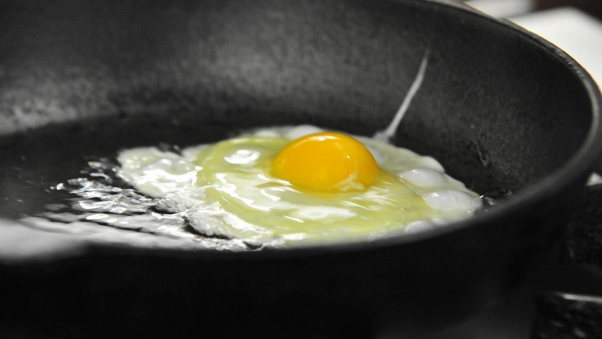 Por qué media España está echando vinagre a la sartén para hacer huevos fritos