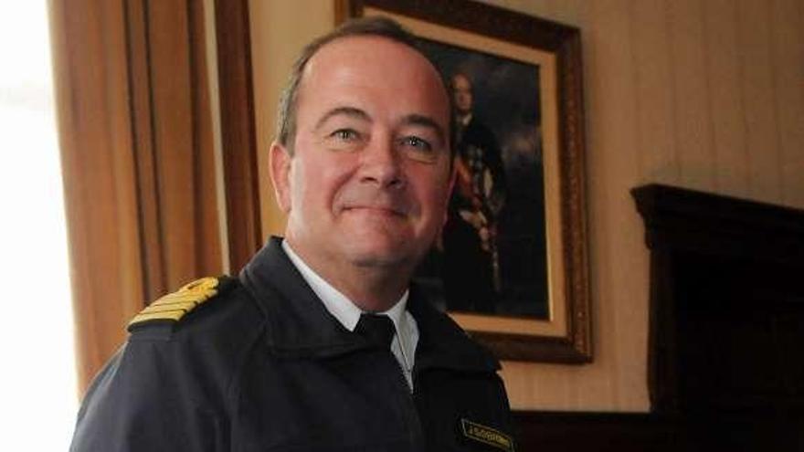 Juan Luis Sobrino Pérez-Crespo (Pontevedra-1960) es capitán de navío y desde hace cuatro meses director de la Escuela Naval Militar de Marín. Procede de una familia estrechamente vinculada a la cultura: entre sus antepasados figuran el popular médico pontevedrés Luis Sobrino, que dirigió el Hospital Provincial y lideró iniciativas culturales como la fundación de la Filarmónica en 1921; también Luis Sobrino, miembro fundador de la Sociedad Arqueológica, o el pintor Enrique Campo Sobrino., Juan Luis Sobrino en su despacho de la Escuela Naval.  // G. Santos