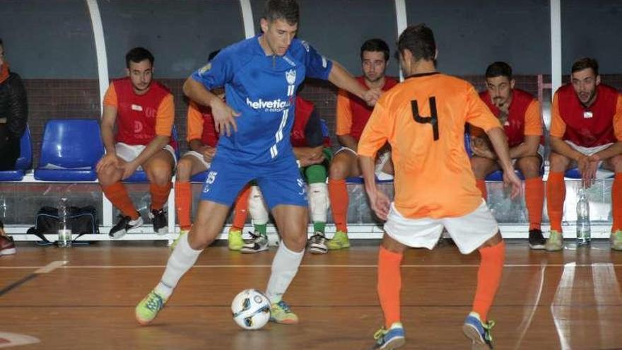 Simón, durante el partido ante el Santa Isabel. // Bernabé/Luismy