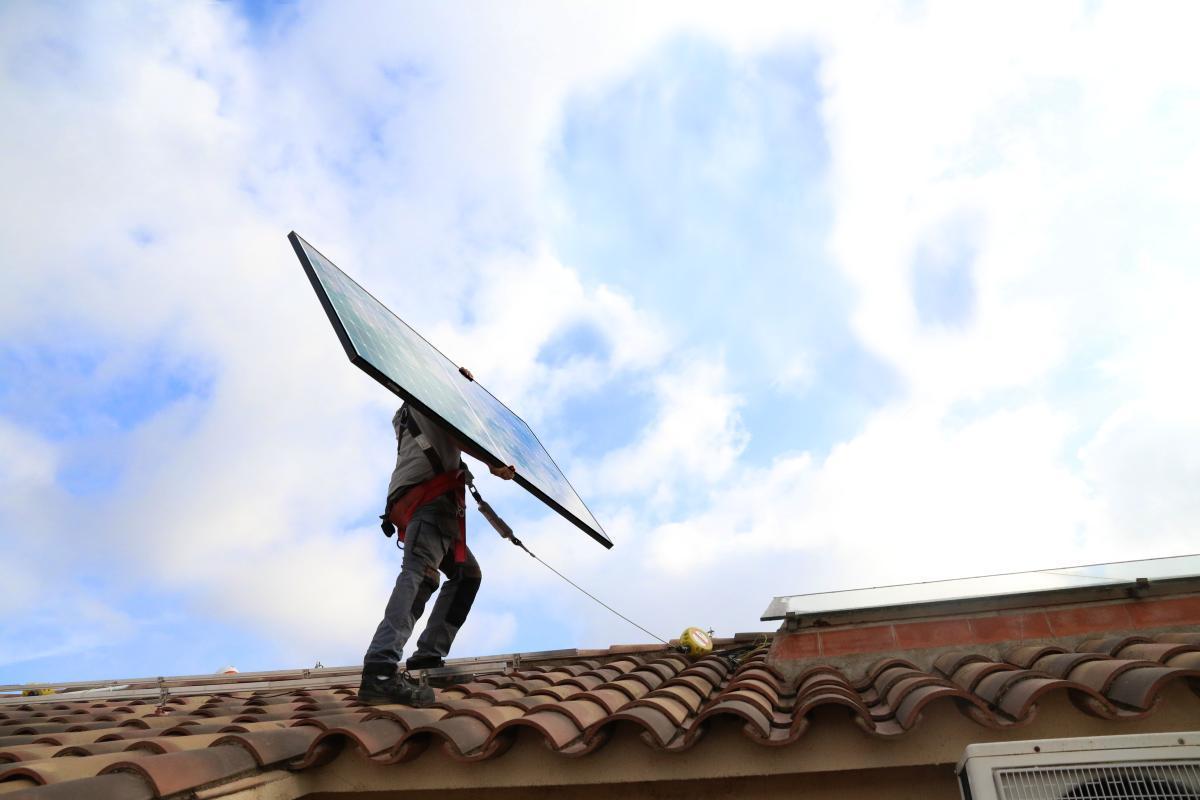 Instal·lar plaques solars és la millor forma de combatre l'actual pujada de preus de l'electricitat