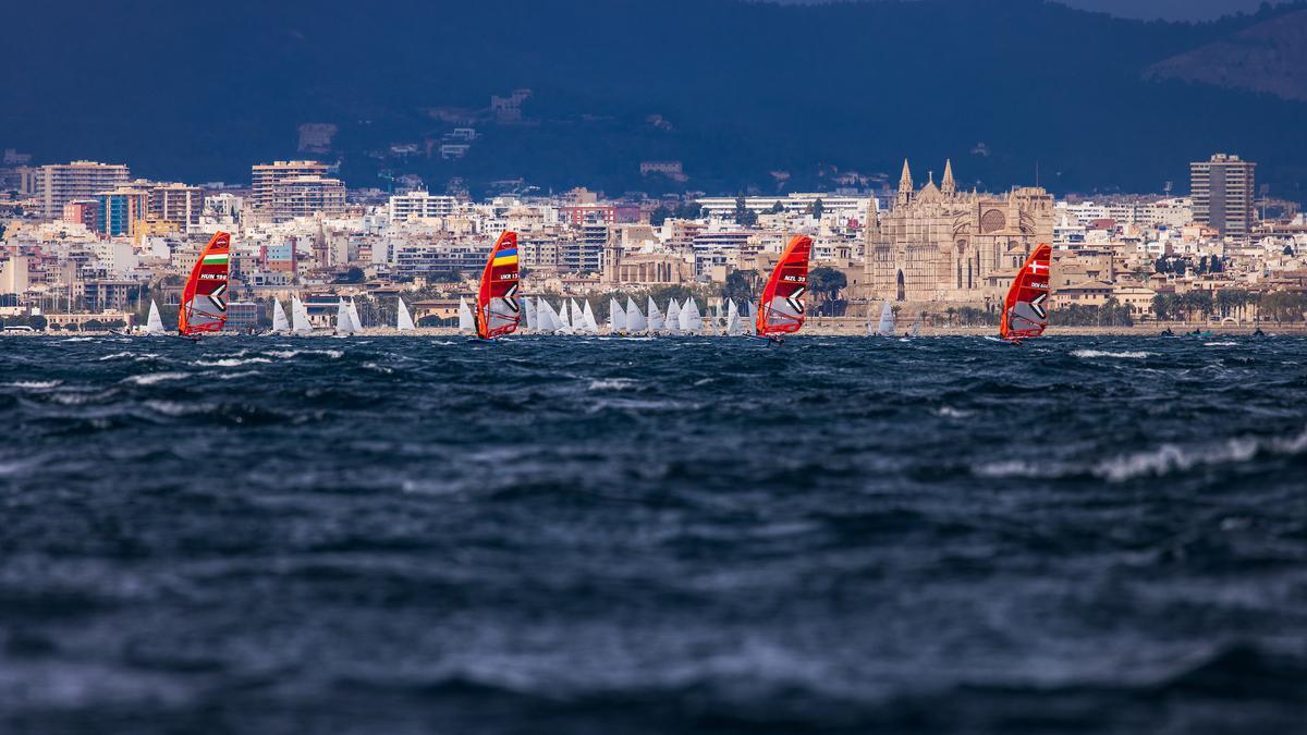 Es ist nicht einfach, beim Trofeo Princesa Sofía den Überblick zu behalten und zu verfolgen, welcher Segler oder Surfer in Führung liegt.