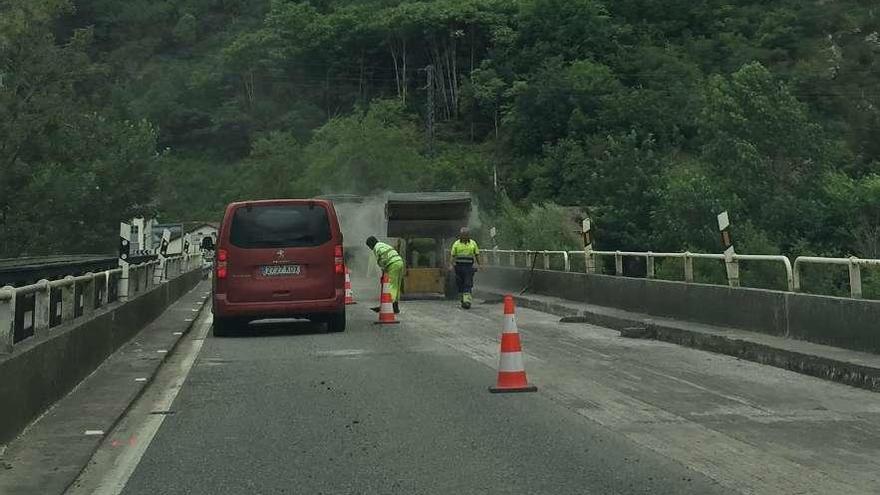 Obras en el puente sobre el río Sella en Les Roces de Cangas de Onís.