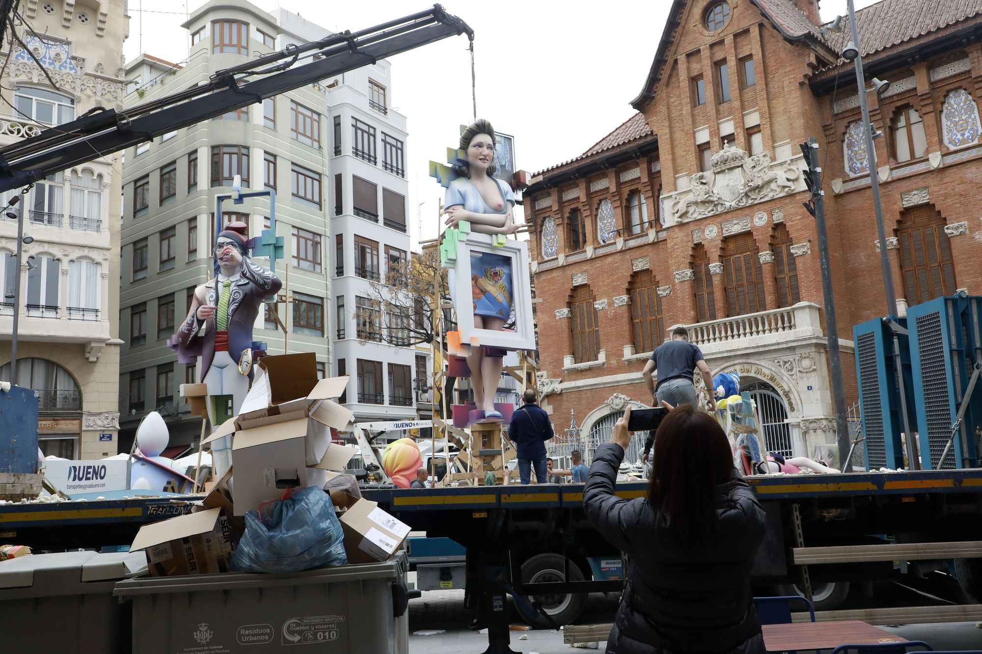 Espectacular "plantà" de Dalí i Gala a la falla del Mercat Central de València