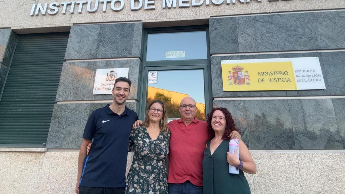 De izquierda a derecha, Víctor Prieto, Esther García, Miguel Morán y Ana Isabel Fernández frente al Instituto de Medicina Legal de Salamanca antes de partir hacia Ceuta.