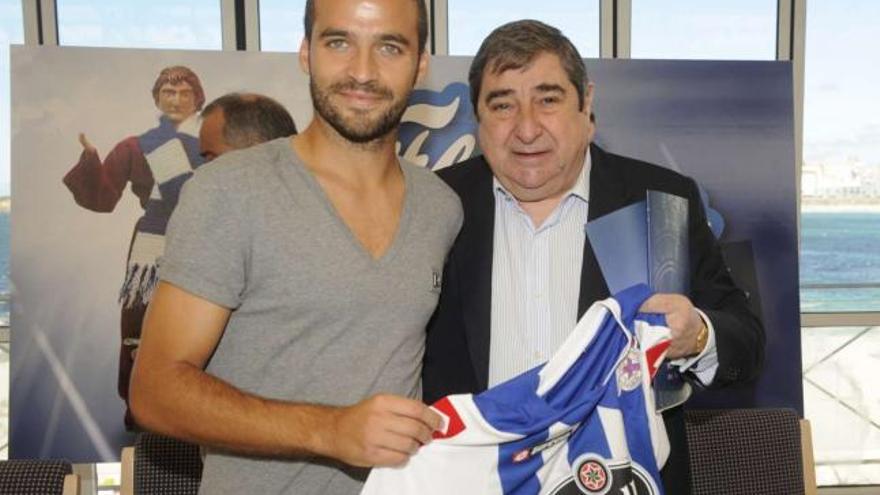 Bruno Gama posa con Augusto César Lendoiro sosteniendo la camiseta del Deportivo en su presentación ayer en el Playa Club. / eduardo vicente