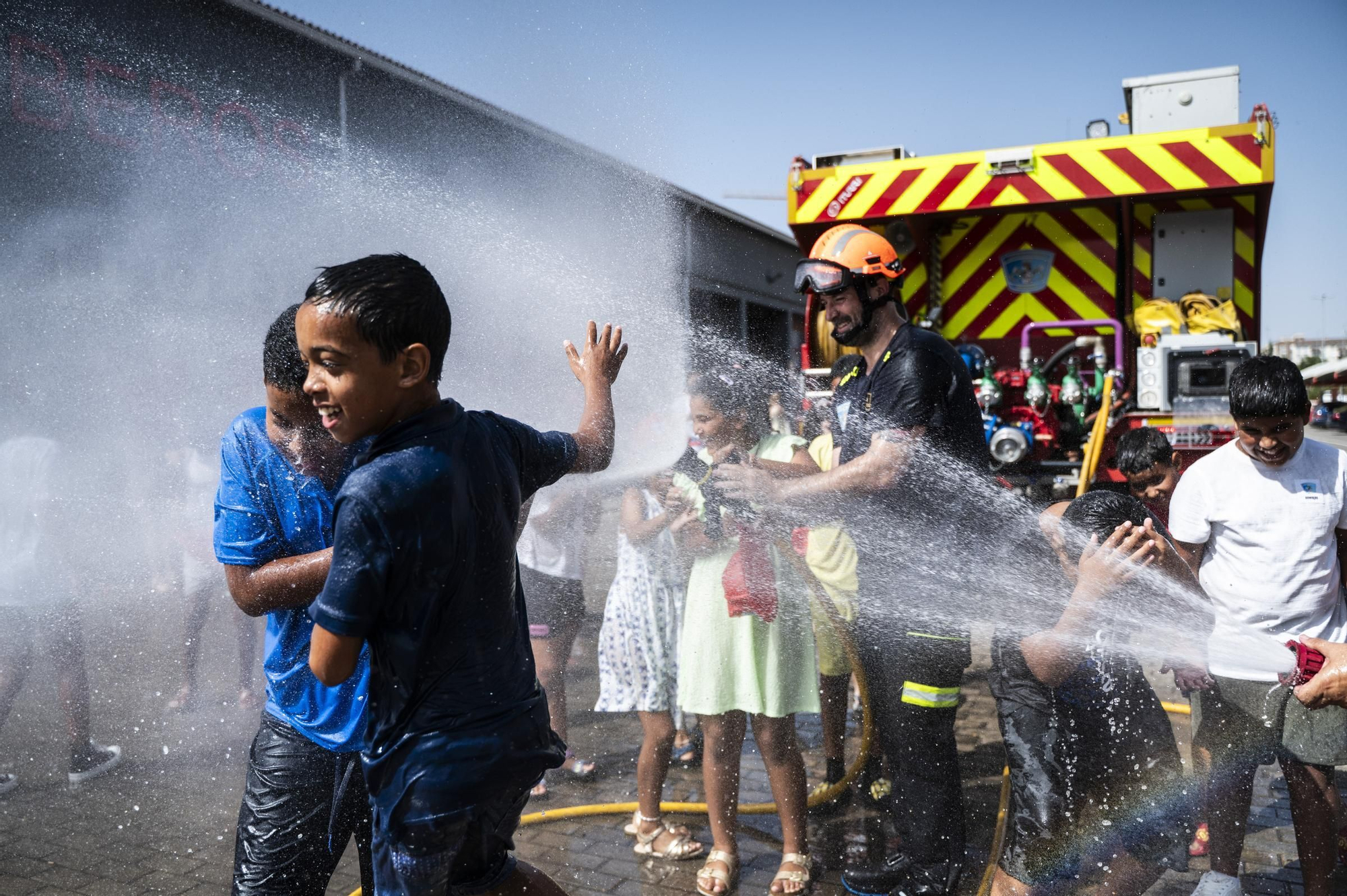 Los niños saharauis, bomberos por un día en Cáceres