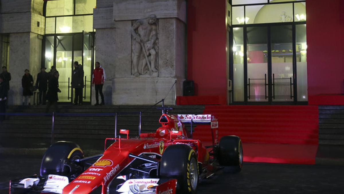 Un coche Ferrari de Fórmula 1 aparcado frente a la Bolsa de Milán