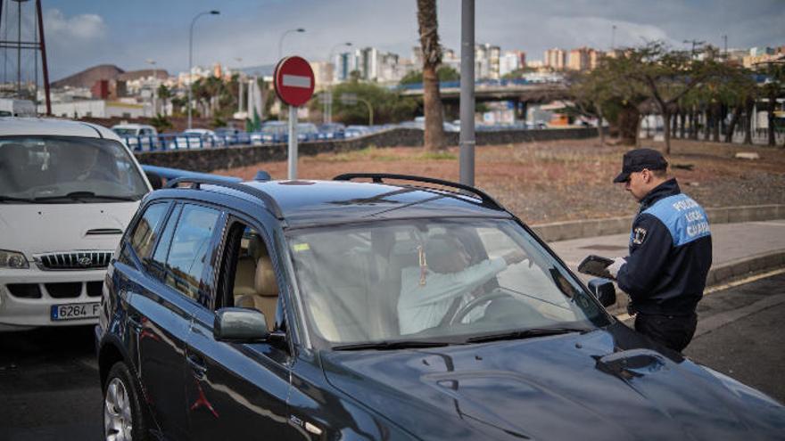 Uno de los controles policiales en la capital de Tenerife.