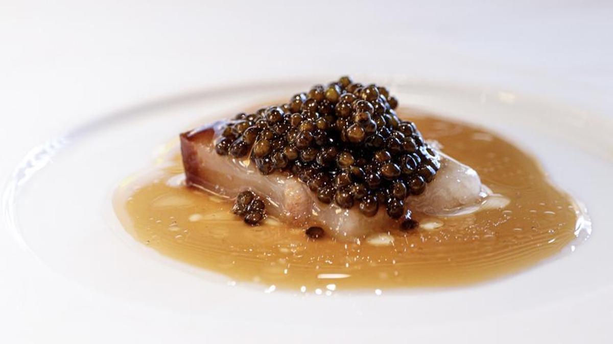 Flan de papada ibérica y caviar de Atrio (Cáceres).