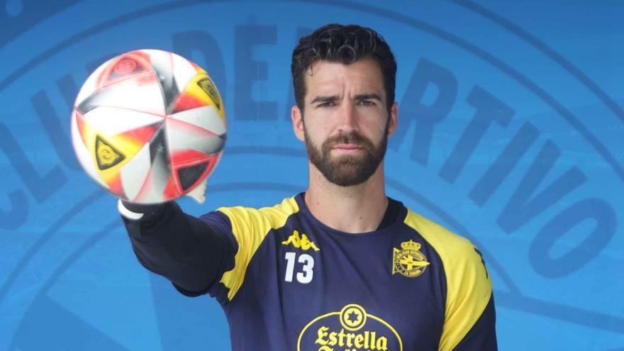 Germán Parreño posa después de un entrenamiento en la ciudad deportiva de Abegondo. |  // IAGO LÓPEZ