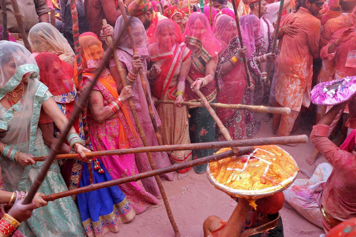 Los devotos hindúes participan en el festival religioso de Holi dentro de un templo en la aldea de Nandgaon, en el estado de Uttar Pradesh, India.