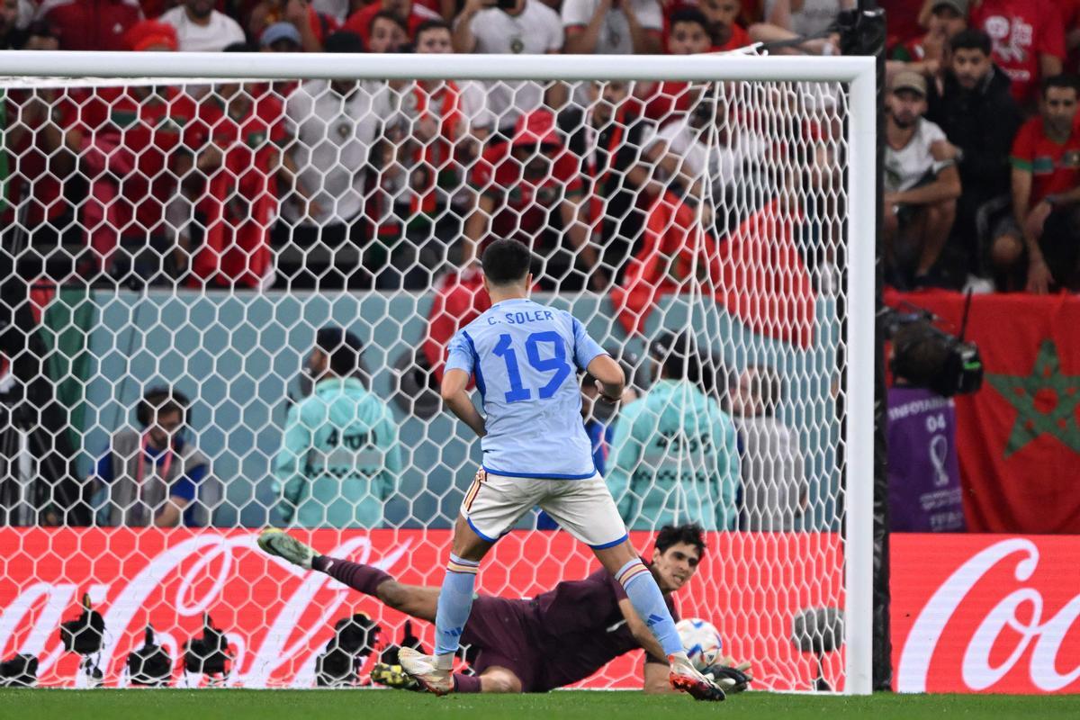 Spain's midfielder #19 Carlos Soler fails to score during penalty shoot-out in the Qatar 2022 World Cup round of 16 football match between Morocco and Spain at the Education City Stadium in Al-Rayyan, west of Doha on December 6, 2022. (Photo by Kirill)