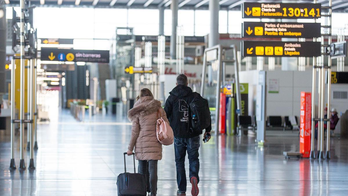 Una pareja de  pasajeros en una desolada terminal del aeropuerto provincial esta semana.