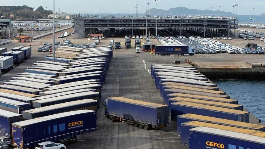 Flota de camiones en el puerto de Vigo. // Marta G. Brea