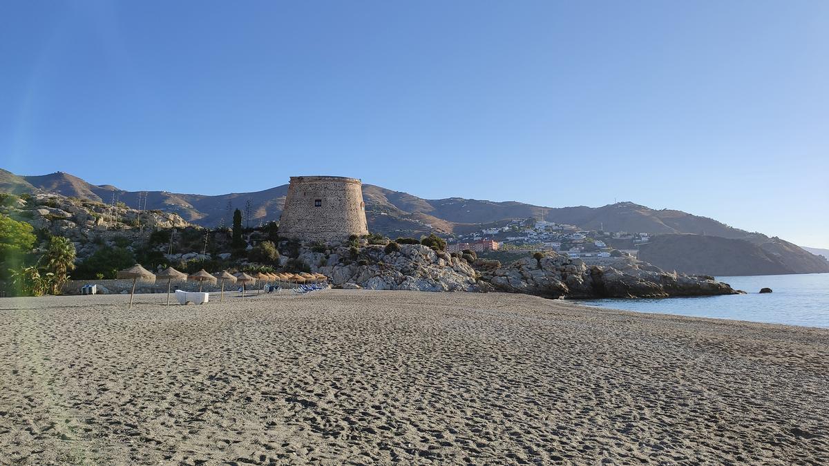 Playa de El Tesorillo, una de las más hermosas y concurridas de Granada