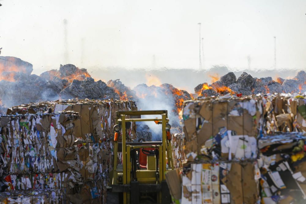 Incendio en una empresa de reciclaje de cartón