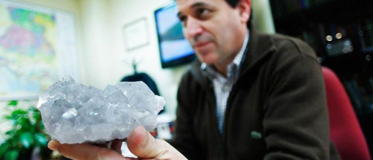 Luis Miguel Rodríguez Terente, director-conservador del Museo de Geología, junto al fragmento de meteorito de Cangas de Onís, que data de 1866