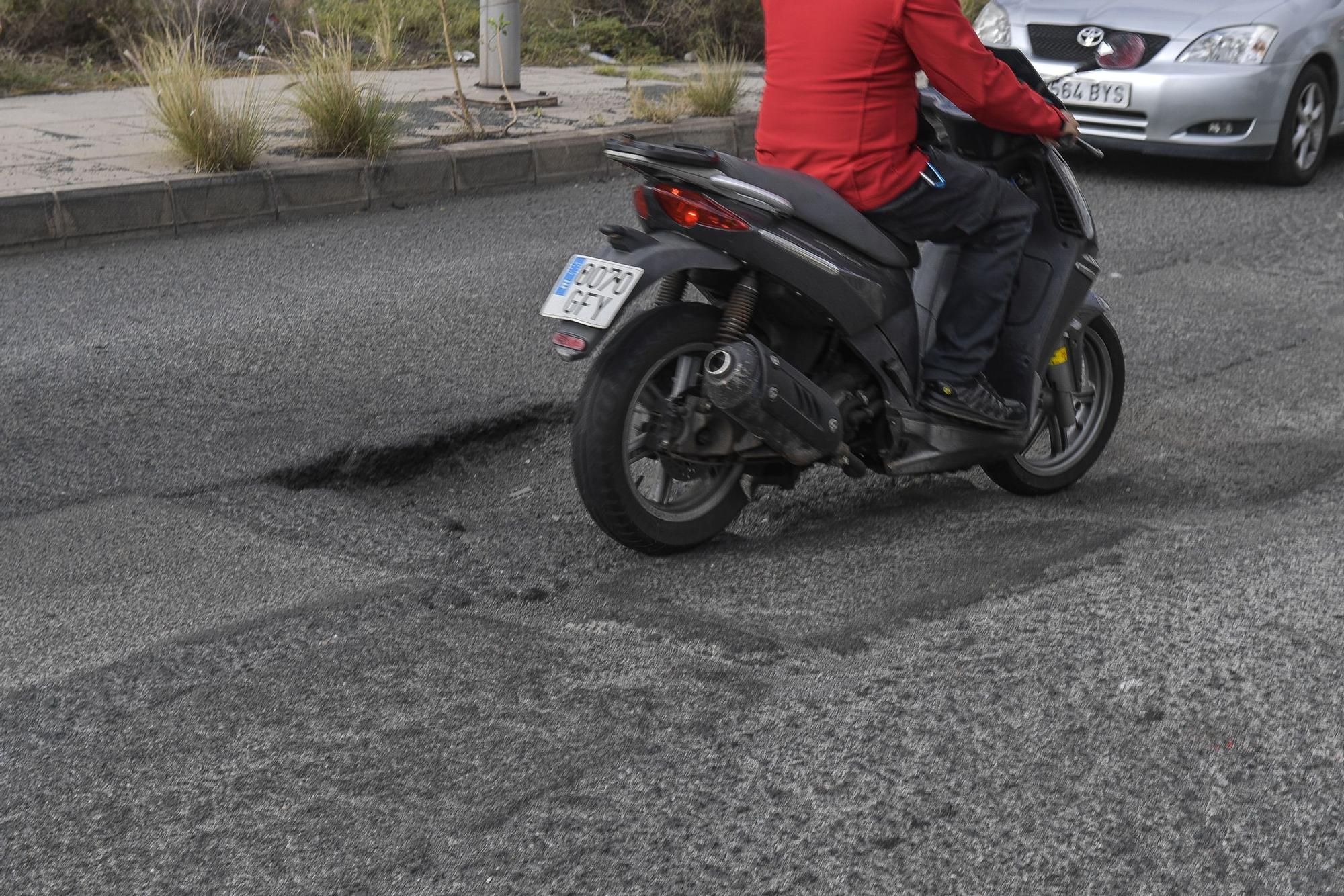 Baches gigantescos en la carretera de acceso a Salinetas, en Telde.