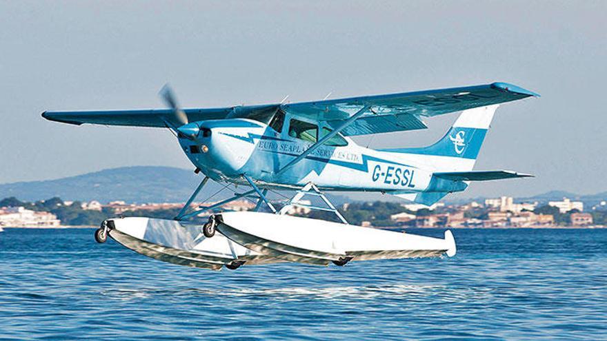 Diese Cessna 182 fliegt 999 Kilometer von Bracknell bei London nach Port de Pollença, um bei dem Treffen dabei zu sein.