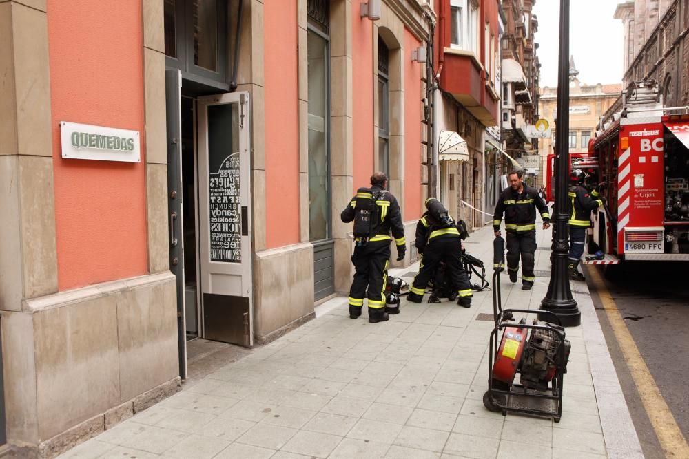 Desalojado un local en Gijón al incendiarse una freidora