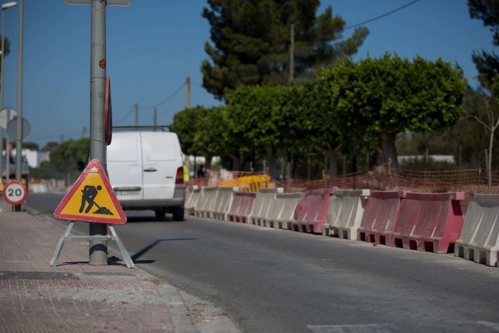 La sustitución de 500 metros de tubería del colector colapsa varias calles de la zona