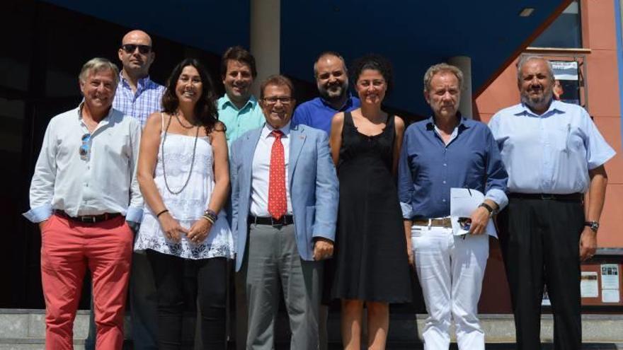 Foto de familia tras la firma del convenio.