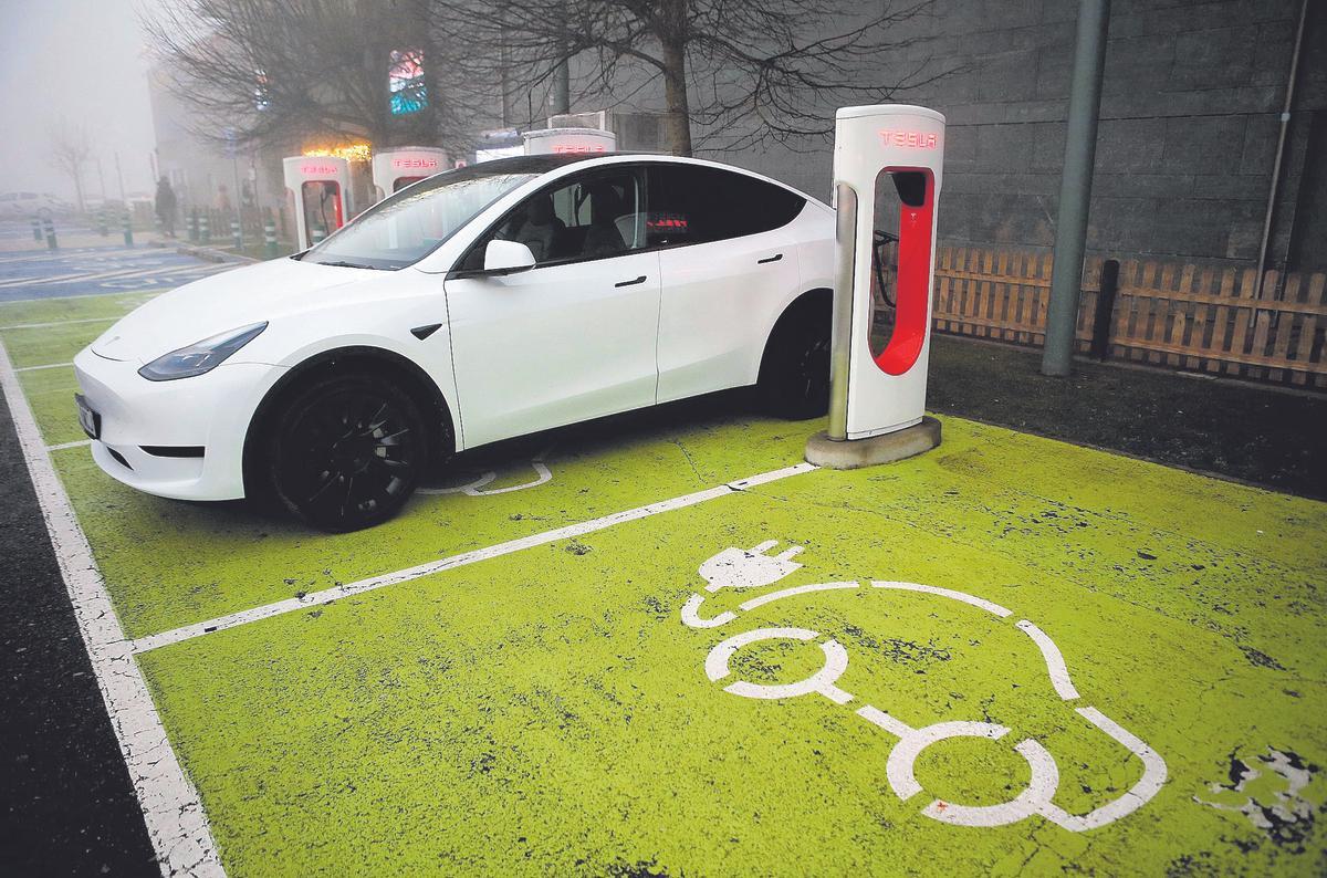 La lenta arrencada dels vehicles elèctrics llasta la transició verda