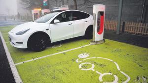 La lenta arrencada dels vehicles elèctrics llasta la transició verda