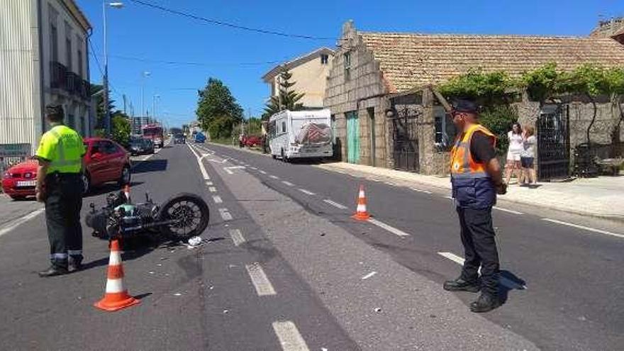 La moto, en el suelo, en el lugar del accidente. // Cedida