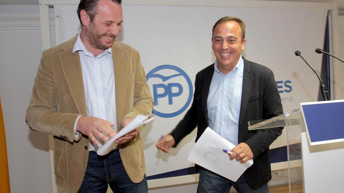 Paco Espejo (der.), junto a Joaquín Segado, en una rueda de prensa en 2016.