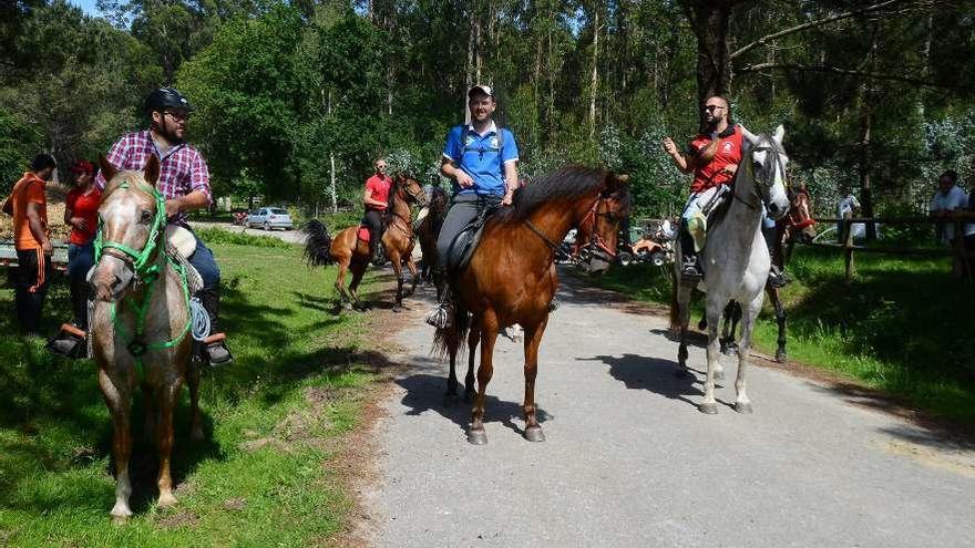 Una ruta caballar celebrada este año por el entorno del área recreativa de Chans. // Gonzalo Núñez