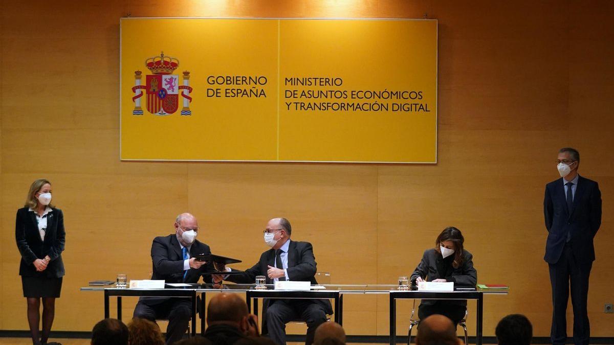 La vicepresidenta Nadia Calviño y el gobernador del Banco de España, Pablo Hernández de Cos.