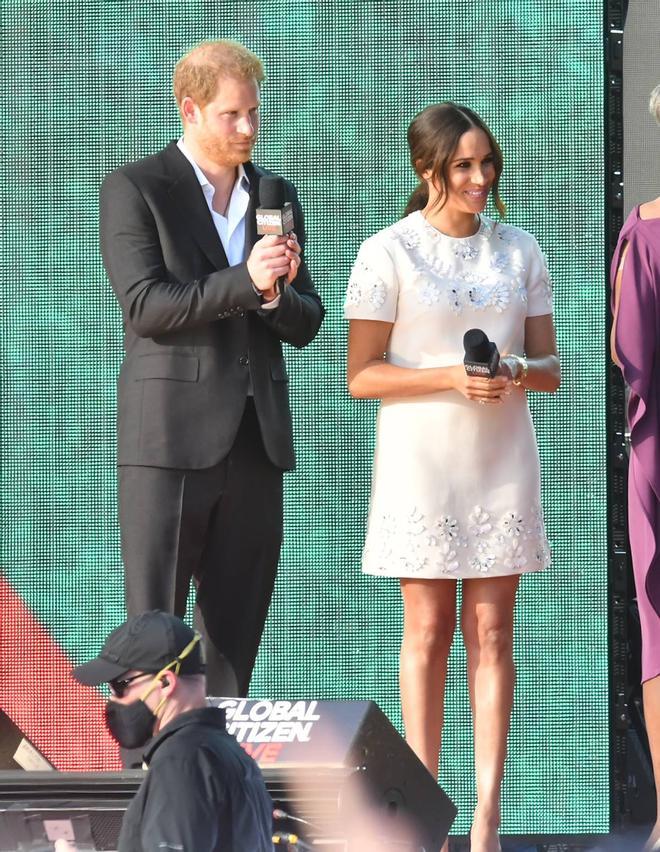 Meghan Marklecon vestido blanco bordado de Valentino