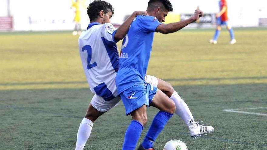 Juan Steven controla el balón ante Jairo Casal, del Lugones.