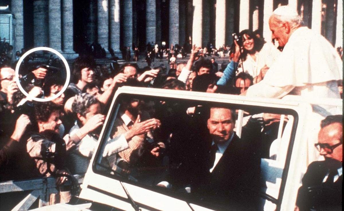 El turco Ali Agca apunta con una pistola al Papa Juan Pablo II poco antes de dispararle en la plaza de San Pedro del Vaticano, el 13 de mayo de 1981.