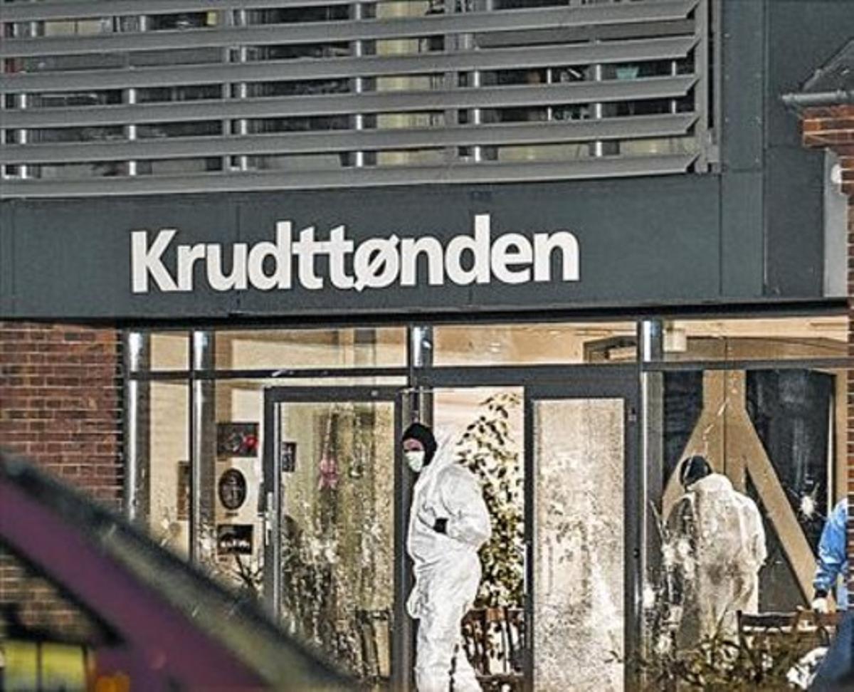 Investigadores forenses inspeccionan el café y centro cultural de Copenhague donde se produjo el atentado.