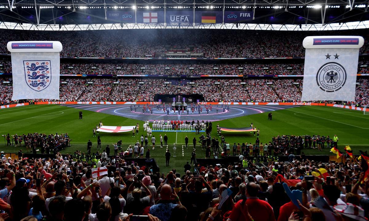 Los equipos se alinean antes de la final de la Eurocopa Femenina de la UEFA 2022 entre Inglaterra y Alemania en Wembley, Londres