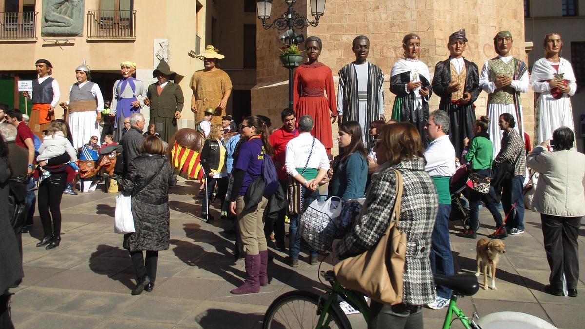 16 ‘colles’ participan en la quinta ‘Trobada de la Federació Valenciana de Nanos i Gegants’ en Daimús .