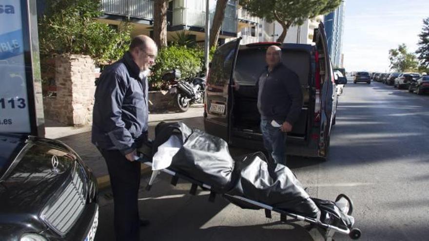 Un empleado del retén fúnebre se lleva el cuerpo sin vida del hombre al Instituto de Medicina Legal de València.