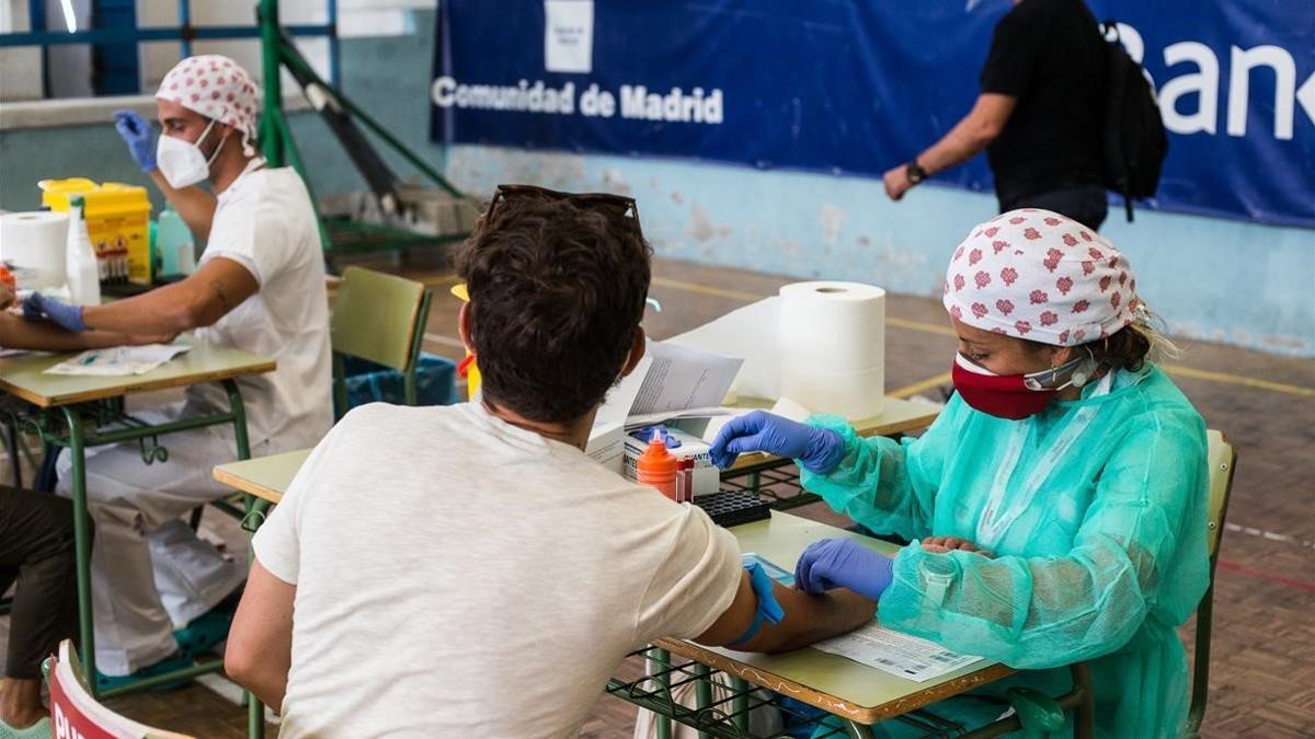 Prueba PCR en el IES Ramiro de Maeztu, en Madrid, este jueves.