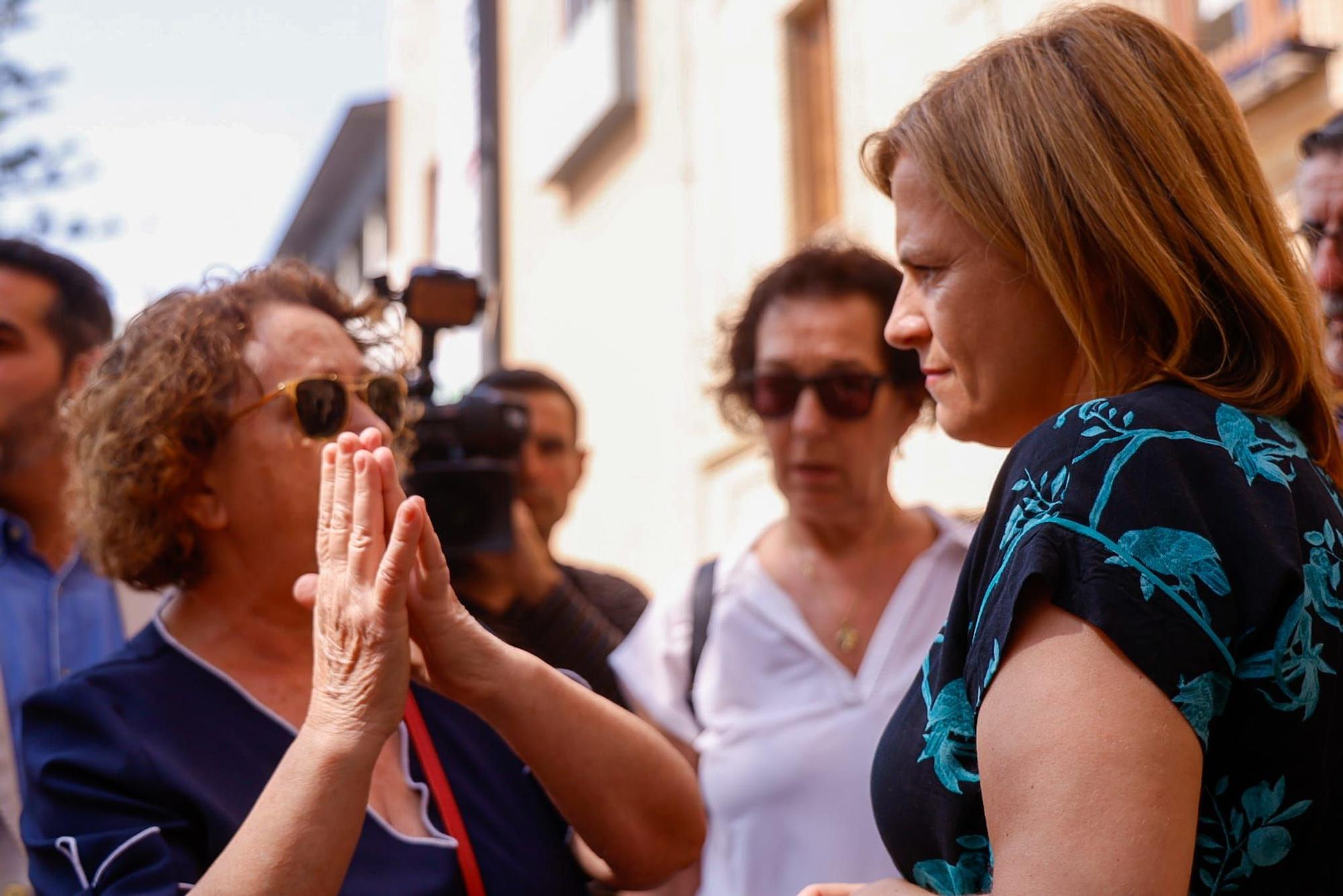Una vecina de Catarroja lleva una bolsa de fango de la dana a la visita del ministro y Bernabé