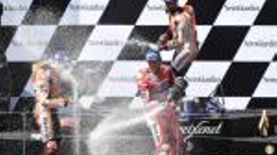 Dovizioso, Márquez i Pedrosa, celebrant el seu podi a Àustria amb cava.