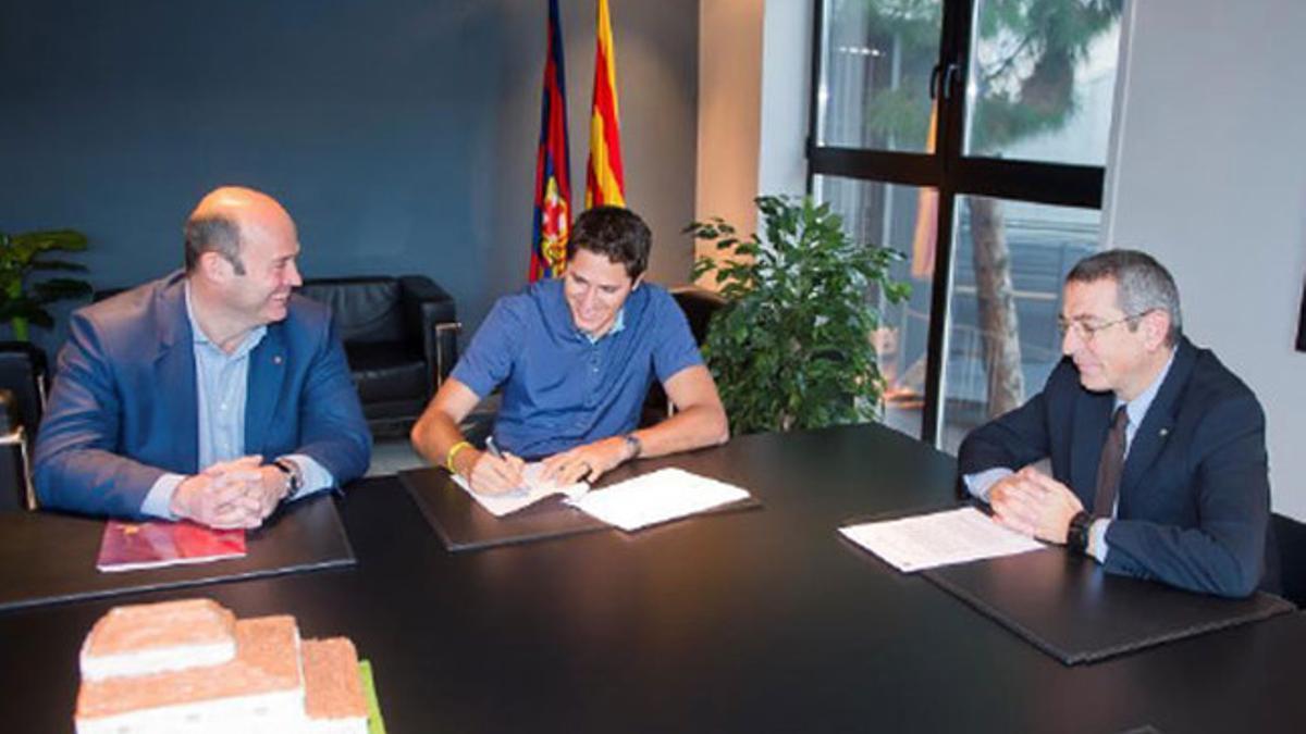 Edmilson, con Òrscar Grau y Pau Vilanova, en el momento de firmar el acuerdo