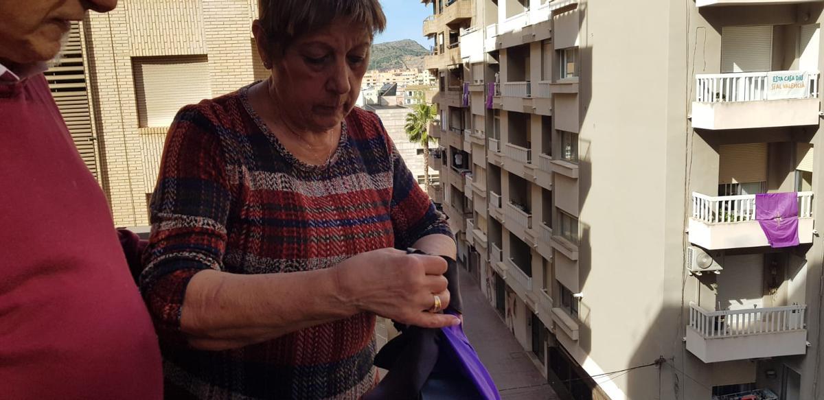 Una vecina, con el crespón.