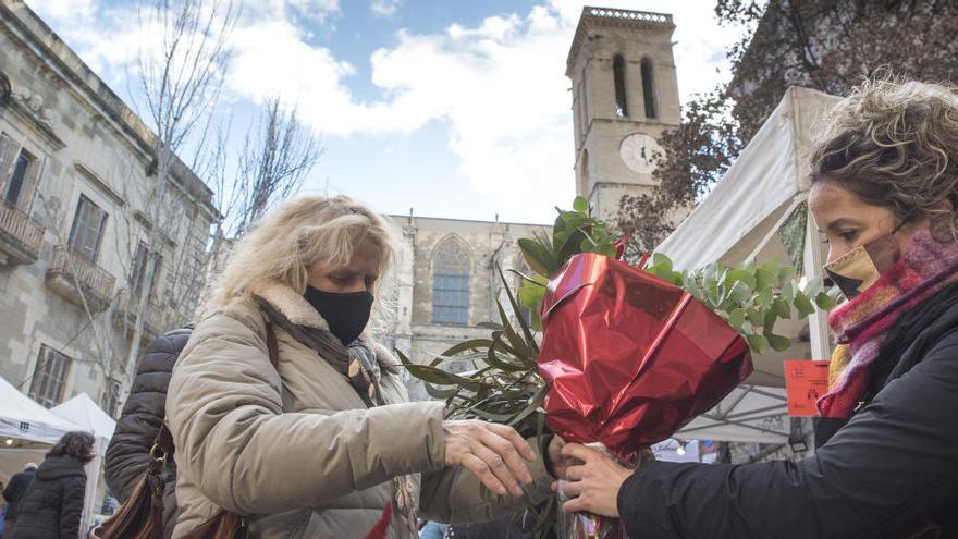 Una de les parades que hi ha a la Baixada de la Seu, aquest matí. Al fons, la basílica