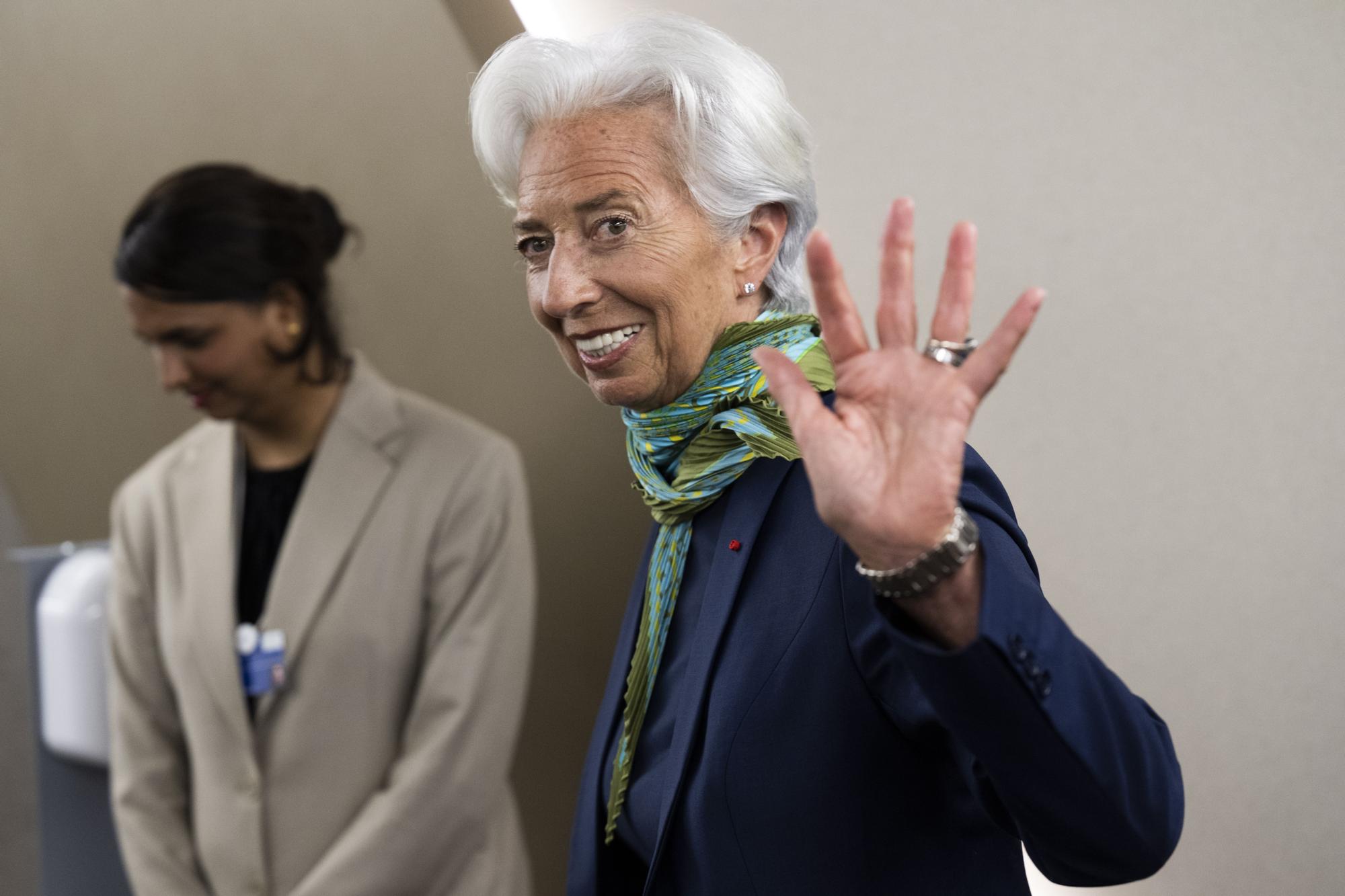 European Central Bank (ECB) President Christine Lagarde waves as she attends the 51st annual meeting of the World Economic Forum (WEF) in Davos, Switzerland, 24 May 2022.