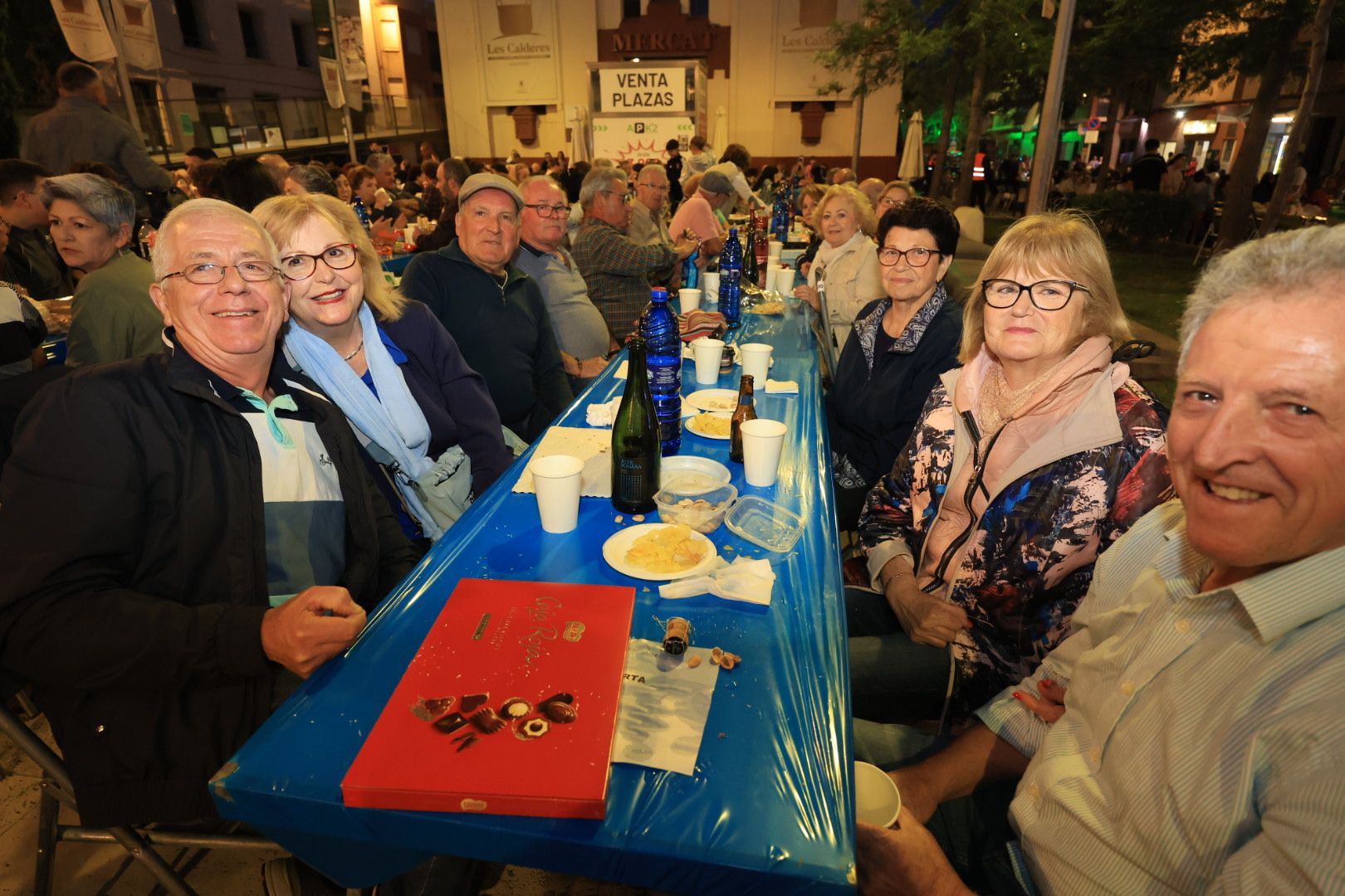 Búscate en la galería de fotos del 'sopar de pa i porta' en las fiestas de Almassora