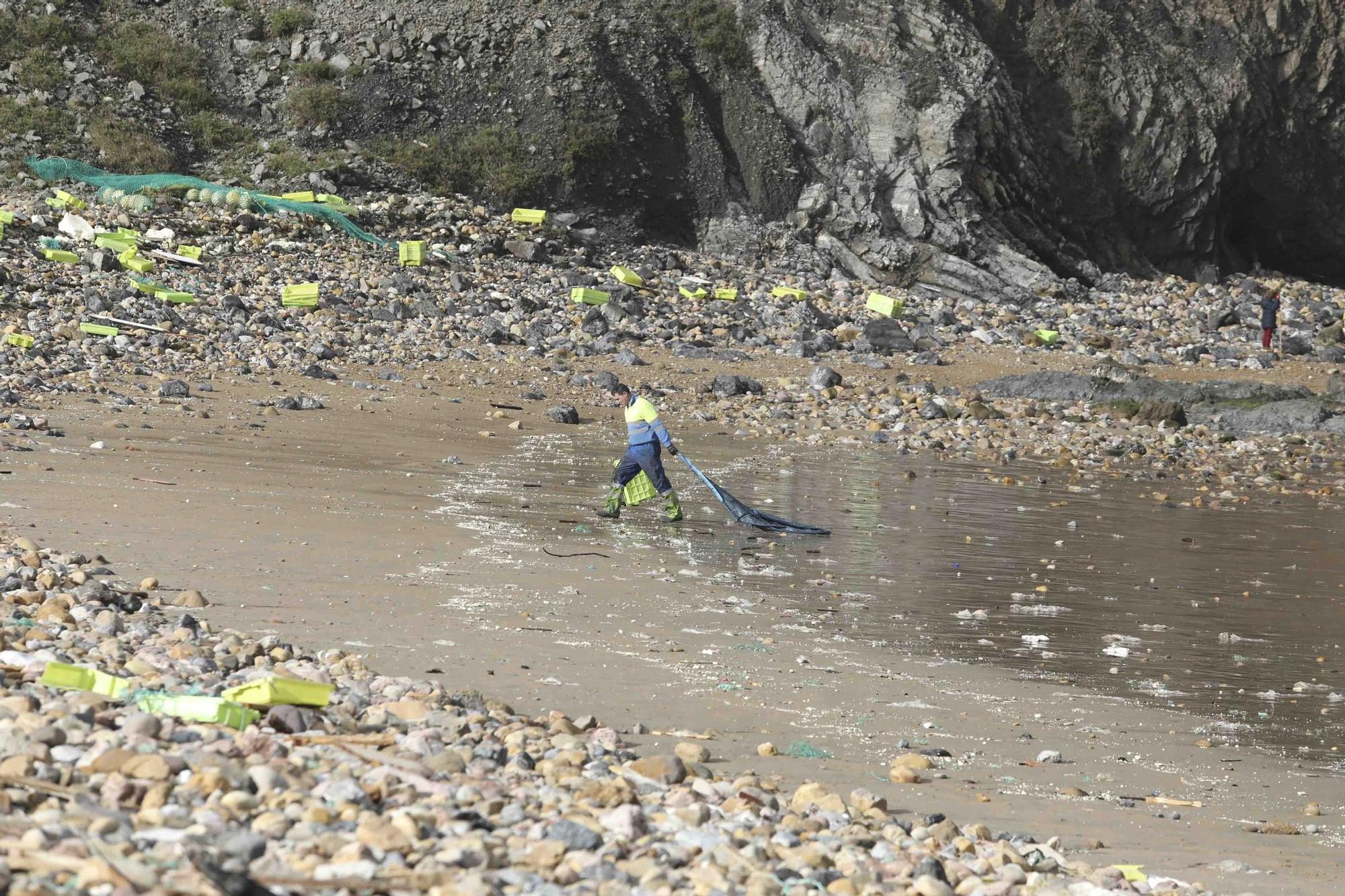 Retirada de los restos del naufragio del "Serenín" en la playa de Xagó (Gozón)