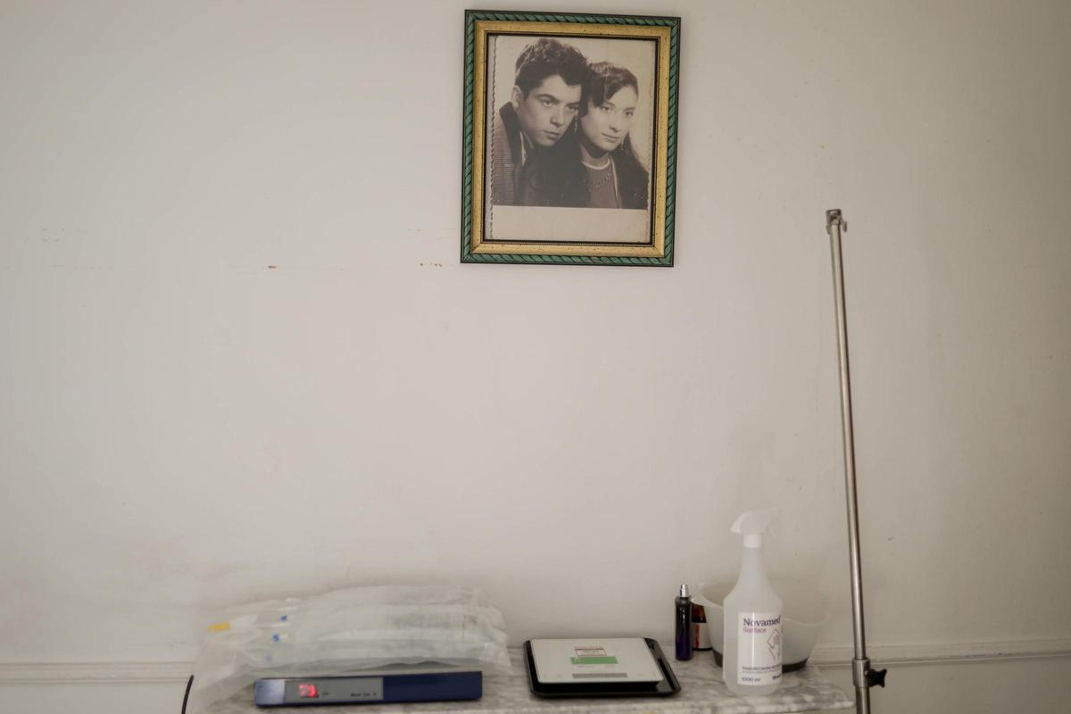 Ramón y Carmen de jóvenes, en un cuadro que cuelga de la habitación en la que el hombre hace diálisis cada día.