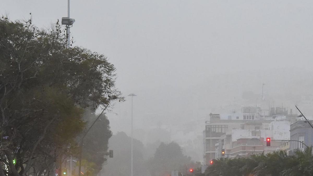 La calima reduce la visibilidad en el aeropuerto de Gran Canaria (14/01/2022)